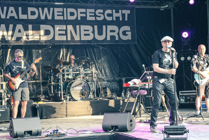 Die «Simply Blues Gang» sorgte am Samstagabend für gute Stimmung auf der Waldweid. Bild Noel Bühlmann