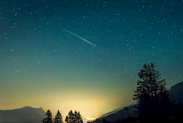 Sternschnuppen sind winzige Staub- und Gesteinsteilchen, die mit hoher Geschwindigkeit in die Erdatmosphäre eindringen. Bild zvg