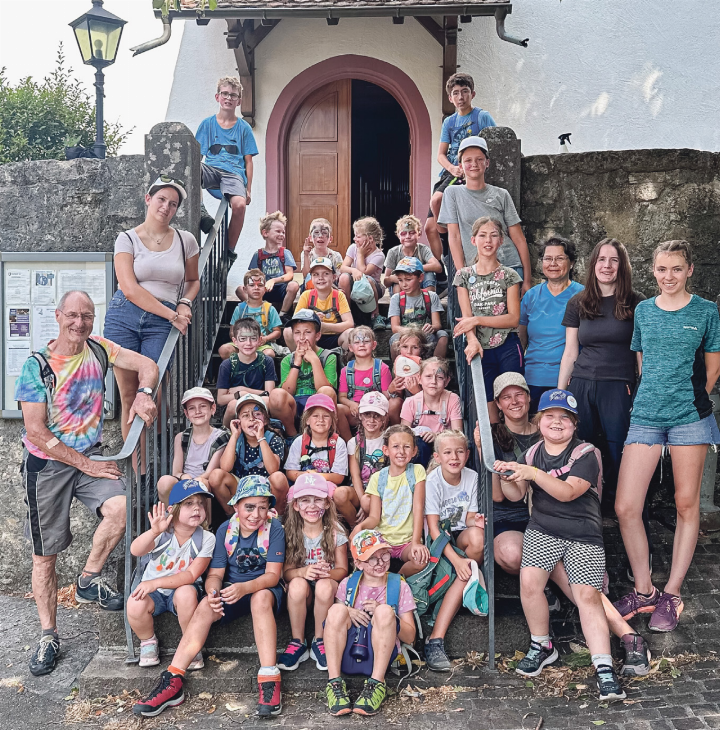 Kinder und Leitende versammeln sich nach dem Kinderschminken vor der Kirche Bennwil. Bild zvg