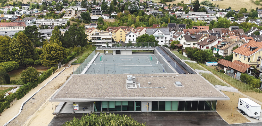 Neben der Dreifachsporthalle bietet der Allwetterplatz auf dem Dach zusätzliche Fläche für Sporttreibende. Bild Thomas Ditzler Neben der Dreifachsporthalle bietet der Allwetterplatz auf dem Dach zusätzliche Fläche für Sporttreibende. Bild Thomas Ditzler