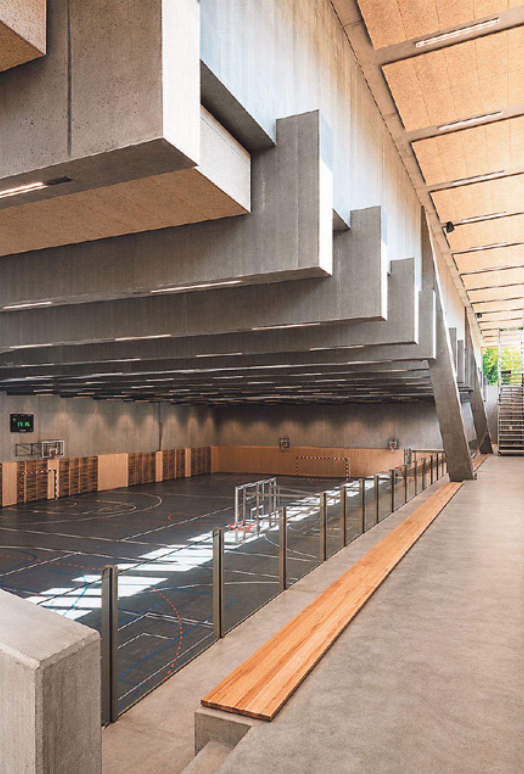 An einer Längsseite der Sporthalle befi nden sich die Zuschauerplätze. An einer Längsseite der Sporthalle befi nden sich die Zuschauerplätze.