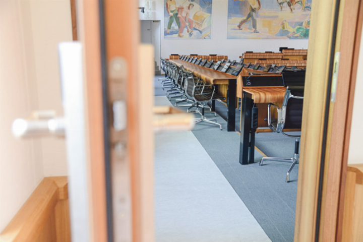 Zur Behebung des Schadens im Regierungszimmer wird der Boden im darüber liegenden Landratssaal geöffnet. Zur Behebung des Schadens im Regierungszimmer wird der Boden im darüber liegenden Landratssaal geöffnet.