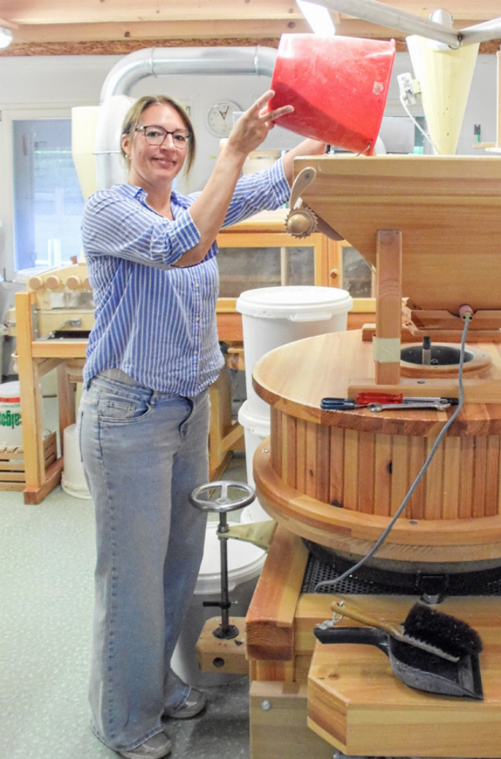 Anita Rudin in ihrer Steinmühle. Sie schätzt ihre Selbstständigkeit.
Bild emg. Anita Rudin in ihrer Steinmühle. Sie schätzt ihre Selbstständigkeit.
Bild emg.