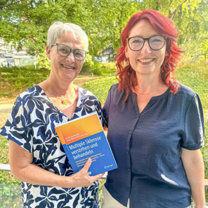 Regula Steinlin Egli (links) und Ursula Biland-Thommen mit ihrem Buch. Bild jg. Regula Steinlin Egli (links) und Ursula Biland-Thommen mit ihrem Buch. Bild jg.