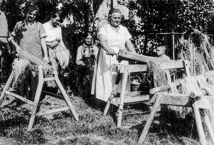 Familienarbeit beim Flachsbrechen auf einem Bauernhof.
Bild Archiv Hanspeter Gautschin Familienarbeit beim Flachsbrechen auf einem Bauernhof.
Bild Archiv Hanspeter Gautschin