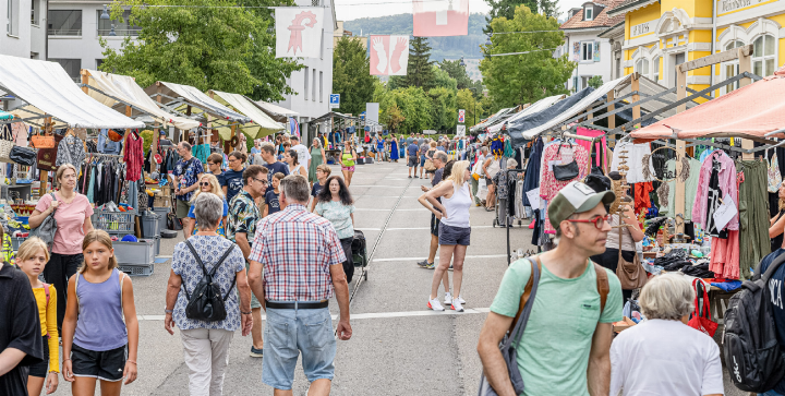 Die Besuchenden liessen sich von der Sommerhitze nicht abschrecken. Der Markt war insbesondere am Vormittag gut besucht. Bilder Michael Herrmann