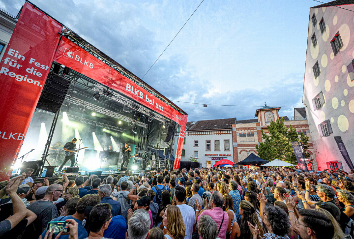 Auf der Bühne beim Alten Zeughaus standen die Baselbieter Band «Les Touristes» und der Singer-Songwriter Zian (Bild).
Bilder zvg / BLKB