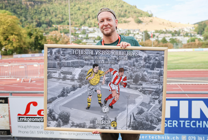 Sympathische Geste der Berner Gäste: FCL-Präsident Fabian Eisenring erhielt von den YB-Fans als Dankeschön ein Erinnerungsbild geschenkt. Bild Thomas Ditzler