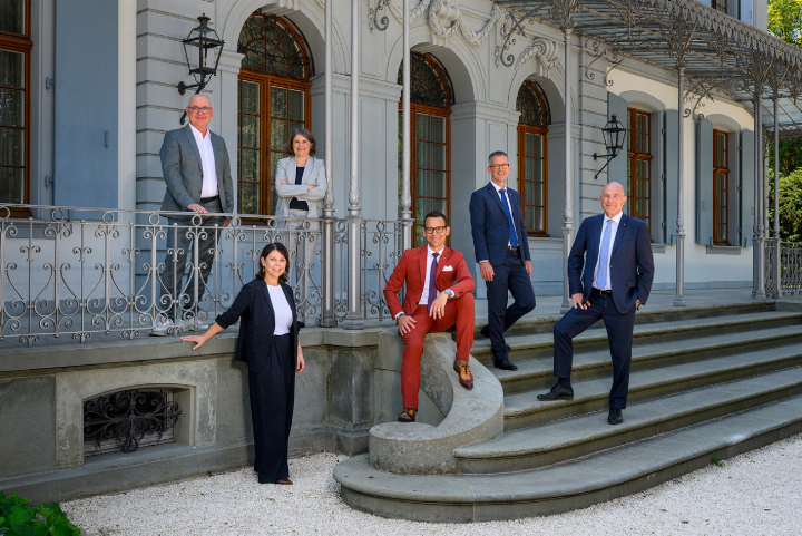 Das Foto zeigt (von links): Isaac Reber (Grüne), Landschreiberin Elisabeth Heer Dietrich, Kathrin Schweizer (SP), Regierungspräsident Thomi Jourdan (EVP), Markus Eigenmann (FDP) und Anton Lauber («Mitte»). 
Bild zvg / Dominik Plüss