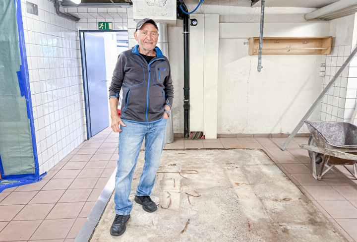 Beim Entfernen des alten Ofens stiess Felix Mühleisen auf einen «unbeliebten» Fund. Bild Daniel Aenishänslin Beim Entfernen des alten Ofens stiess Felix Mühleisen auf einen «unbeliebten» Fund. Bild Daniel Aenishänslin