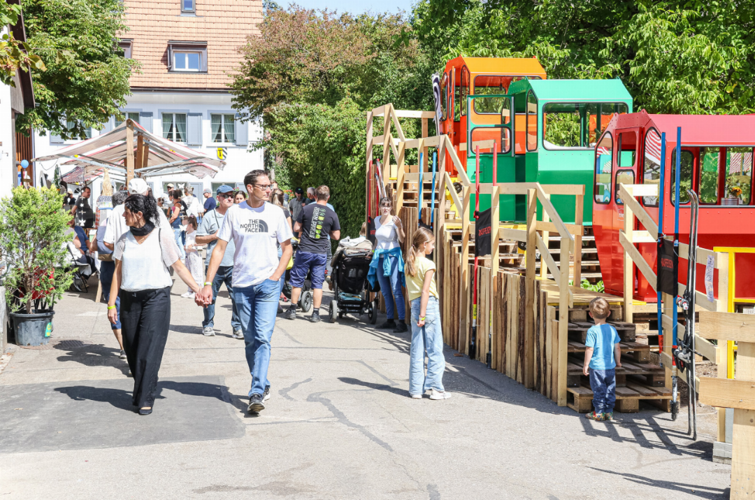 Die aufwendig hergerichteten, farbigen «Gondeli» von den Skifreunden Diegtertal waren einer der Hingucker des Tenniker 800-Jahre-Jubiläums.
Bilder: Pascal Kamber Bilder: Pascal Kamber Die aufwendig hergerichteten, farbigen «Gondeli» von den Skifreunden Diegtertal waren einer der Hingucker des Tenniker 800-Jahre-Jubiläums.
Bilder: Pascal Kamber Bilder: Pascal Kamber