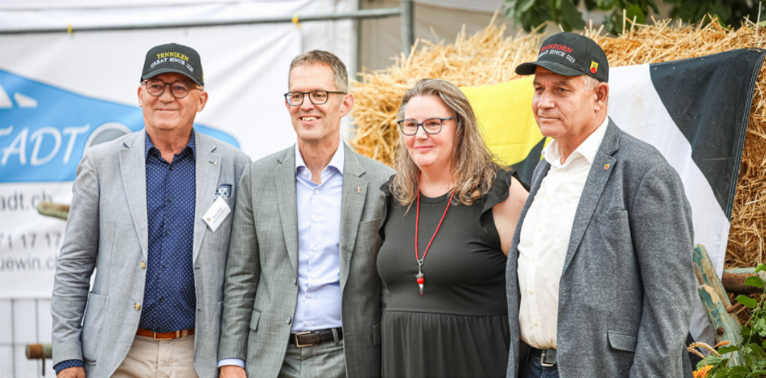 Gemeindepräsident Thomas Grüter, Regierungsrat Markus Eigenmann, OK-Chefin Marianne Iberg und Zunzgen-«Preesi» Hansruedi Wüthrich (von links). Bild td. Gemeindepräsident Thomas Grüter, Regierungsrat Markus Eigenmann, OK-Chefin Marianne Iberg und Zunzgen-«Preesi» Hansruedi Wüthrich (von links). Bild td.