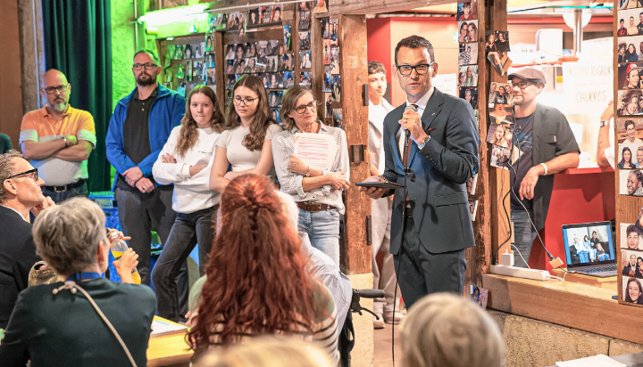 Regierungsrat Thomi Jourdan lobte in seiner Ansprache das Jugendcafé als «schönstes Jugendhaus».
Bilder zvg / fotosmile Muttenz Regierungsrat Thomi Jourdan lobte in seiner Ansprache das Jugendcafé als «schönstes Jugendhaus».
Bilder zvg / fotosmile Muttenz