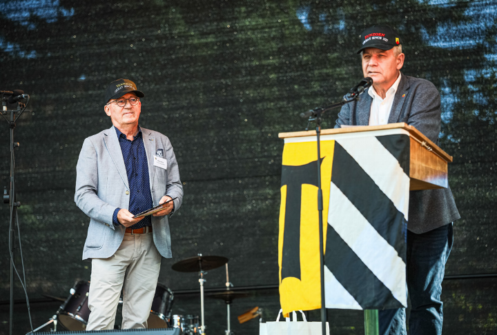Zunzgens Gemeindepräsident Hansruedi Wüthrich (rechts) überbrachte seinem Tenniker Kollegen Thomas Grüter einige Geschenke – unter anderem auch die «Great since 1226»-Kappe.
Bild Thomas Ditzler