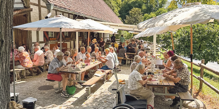 Mittagessen gab es an diesem sonnigen Nachmittag im «Alten Bären». Bild zvg
