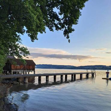 Fritz Häuselmann fotografiert am Wochenende der reformierten Kirche Gelterkinden den Sonnenuntergang am Hallwilersee. 