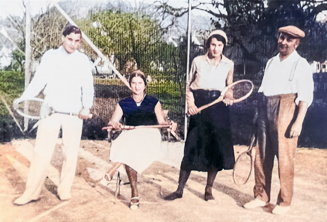 Den ersten Tennisplatz Gelterkindens liess Alfred Lenk
(rechts) bauen, der im «Tanneck» ein Internat führte.
Bilder zvg Den ersten Tennisplatz Gelterkindens liess Alfred Lenk
(rechts) bauen, der im «Tanneck» ein Internat führte.
Bilder zvg