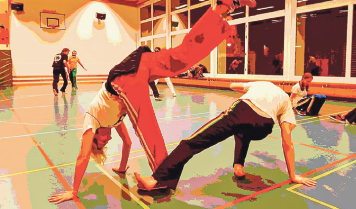 Capoeira fördert Ausdauer, Reaktionsvermögen, Spontanität und Koordination.
Bild zvg Capoeira fördert Ausdauer, Reaktionsvermögen, Spontanität und Koordination.
Bild zvg