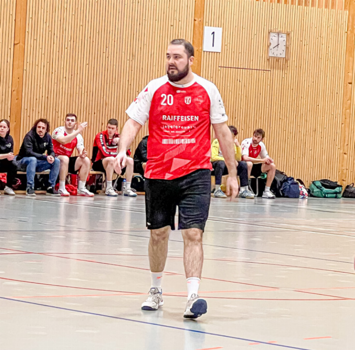 Nicht mehr auf dem Matchblatt erscheinen werden auch die Namen des Allrounders Stefan Gemperle BSV Bern. und des rechten Flügels Simon Frech. Geblieben sind dafür unter anderem der Kreisläufer Yannick Regenass und der Rückraumspieler Mitte Philipp Stäheli. Maurus Neuorientierung Nicht mehr auf dem Matchblatt erscheinen werden auch die Namen des Allrounders Stefan Gemperle BSV Bern. und des rechten Flügels Simon Frech. Geblieben sind dafür unter anderem der Kreisläufer Yannick Regenass und der Rückraumspieler Mitte Philipp Stäheli. Maurus Neuorientierung