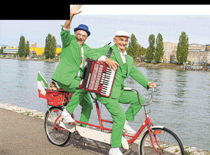 Mit ihrem Tandem «Bi Bici» radeln Andrea Bettini und Basso Salerno als «Pelati Delicati» in ihr neues Programm «Sugo Magico». Bild zvg / Pietro Vitali Mit ihrem Tandem «Bi Bici» radeln Andrea Bettini und Basso Salerno als «Pelati Delicati» in ihr neues Programm «Sugo Magico». Bild zvg / Pietro Vitali