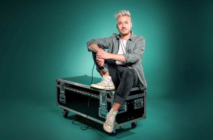 Der Basler Comedian Joël von Mutzenbecher verbindet in seinem Programm «Unboxed» Standup-Comedy mit spontanen Improvisationen.
Bild zvg Der Basler Comedian Joël von Mutzenbecher verbindet in seinem Programm «Unboxed» Standup-Comedy mit spontanen Improvisationen.
Bild zvg
