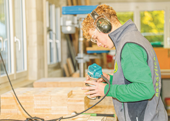 Nachhaltigkeit bedeutet für die Hasler Holzbau AG auch, in den Menschen zu investieren und damit die Zukunft des Handwerks zu sichern. Bild zvg Nachhaltigkeit bedeutet für die Hasler Holzbau AG auch, in den Menschen zu investieren und damit die Zukunft des Handwerks zu sichern. Bild zvg