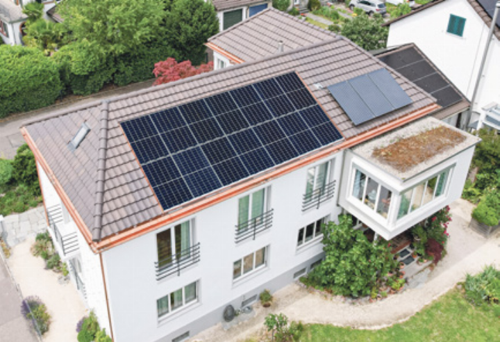 Erne Holztechnik verbindet Dachsanierung mit Photovoltaik. Bild zvg Erne Holztechnik verbindet Dachsanierung mit Photovoltaik. Bild zvg