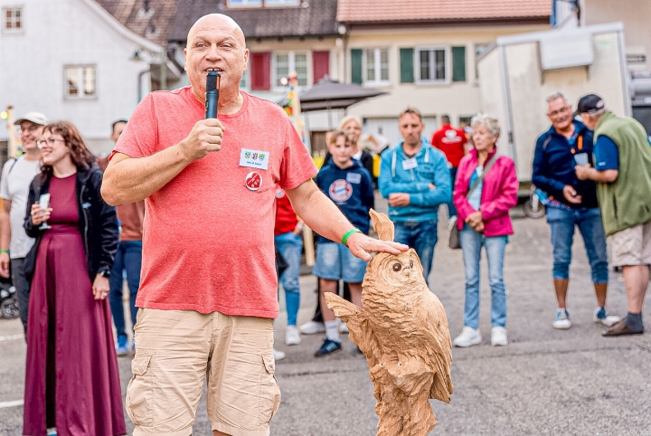 Diese Holz-Eule soll von einem Waldenburg zum nächsten fliegen und ein Symbol der Freundschaft sein. Bild zvg Diese Holz-Eule soll von einem Waldenburg zum nächsten fliegen und ein Symbol der Freundschaft sein. Bild zvg