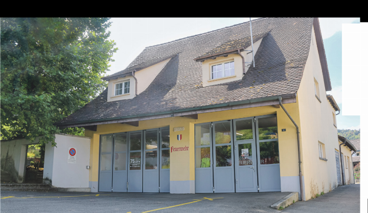 Das gelbe Feuerwehrmagazin befi ndet sich unterhalb des Pfarrgartens und steckt voller Geschichte. Bilder Lea Wieser Das gelbe Feuerwehrmagazin befi ndet sich unterhalb des Pfarrgartens und steckt voller Geschichte. Bilder Lea Wieser