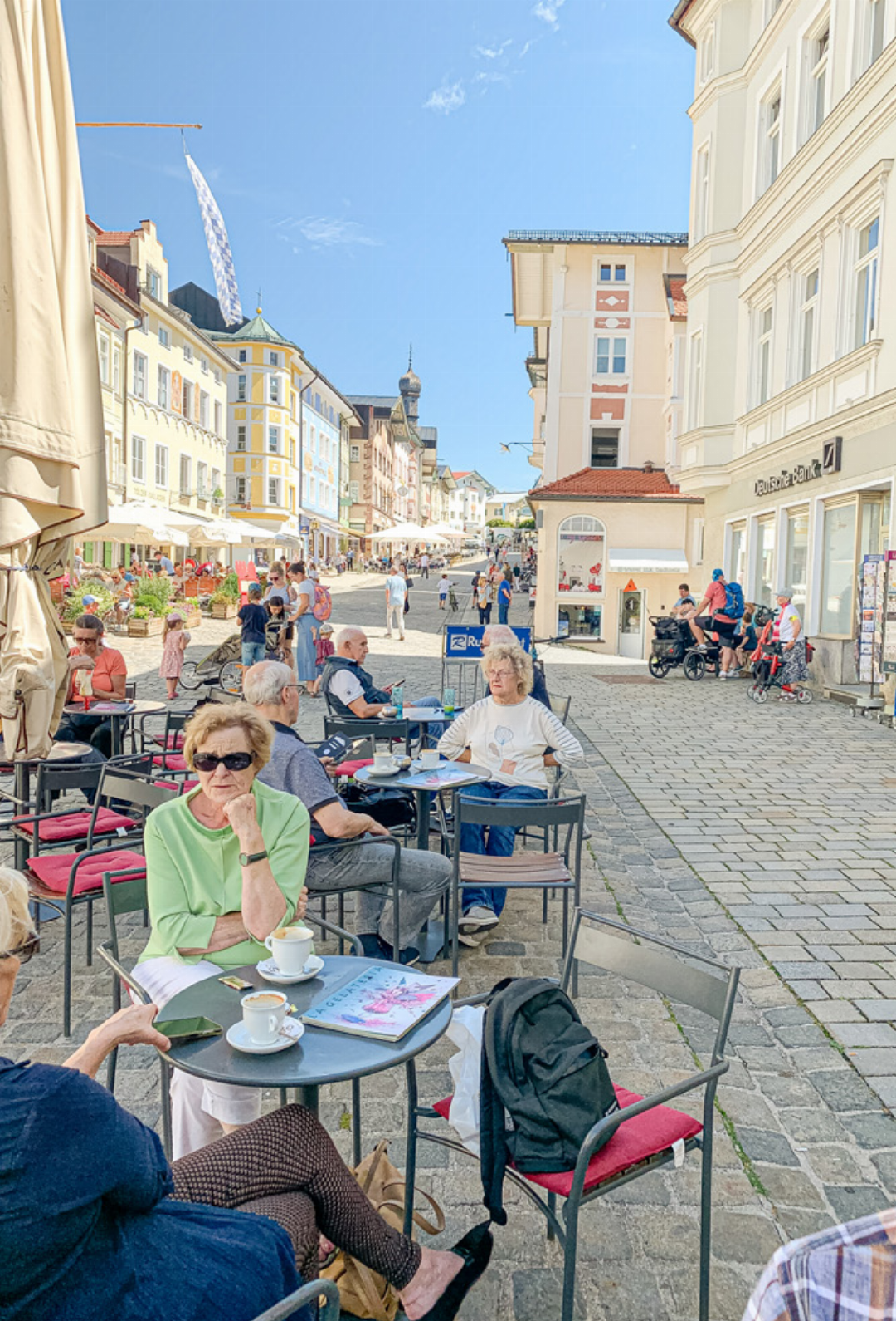 Freier Blick in die Tölzer Marktgasse, wo gemütlich Kaffee getrunken werden konnte. Freier Blick in die Tölzer Marktgasse, wo gemütlich Kaffee getrunken werden konnte.