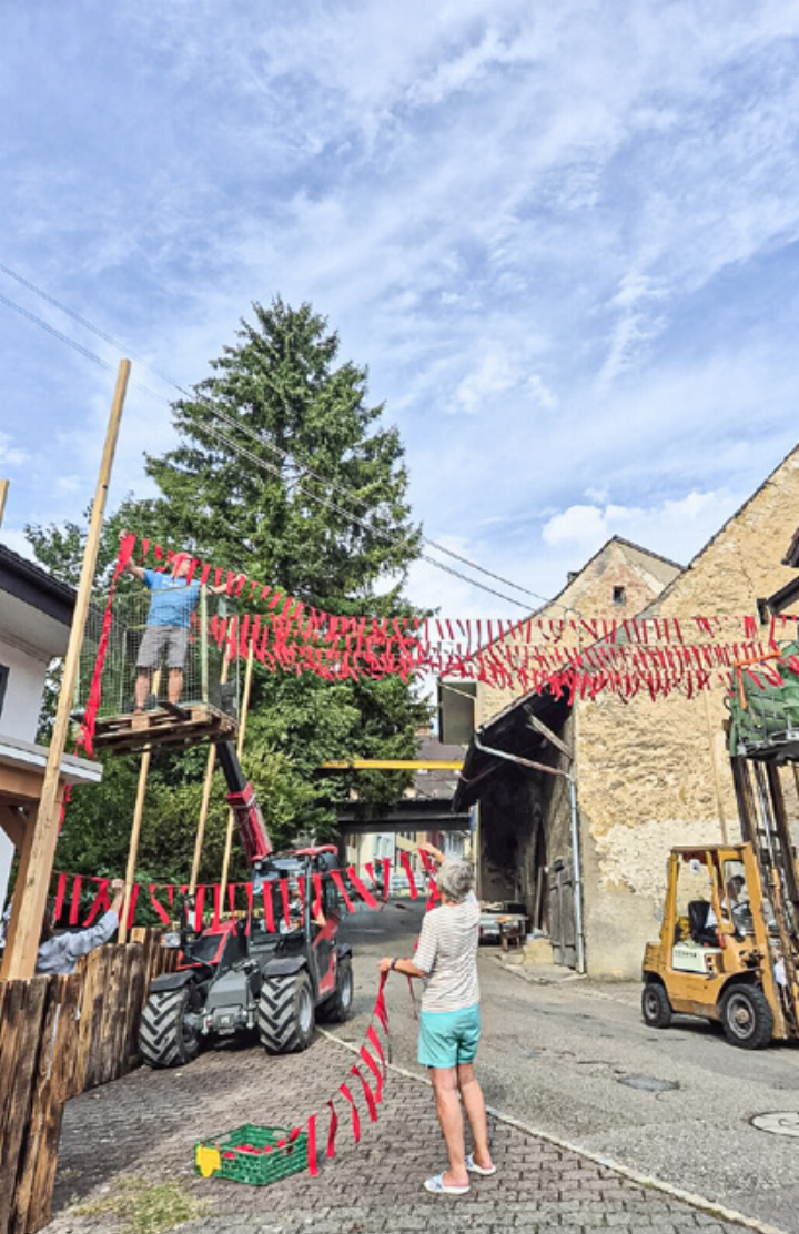 Die roten Girlanden passen perfekt zum Motto «Feuer» des Fests.