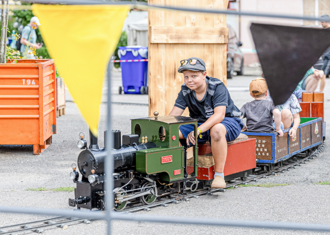 Dieser Knabe fährt die kleinen Festbesucher herum. Bilder Michael Herrmann Dieser Knabe fährt die kleinen Festbesucher herum. Bilder Michael Herrmann