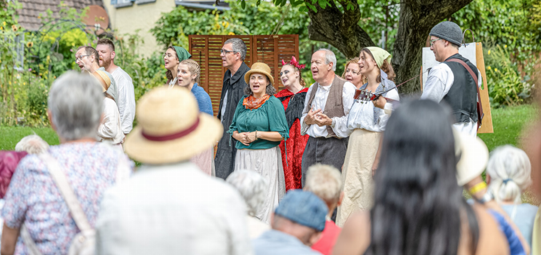 Schauspielerinnen und Schauspieler der «Bühne 12» führten verschiedene Stücke zur Dorfgeschichte auf. Schauspielerinnen und Schauspieler der «Bühne 12» führten verschiedene Stücke zur Dorfgeschichte auf.