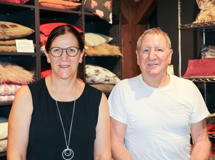 Therese Häfelfinger-Grieder und ihr Bruder Werner Grieder im Verkaufsraum des «Chrüzmatt»-Teppichmarkts. Bild hob. Therese Häfelfinger-Grieder und ihr Bruder Werner Grieder im Verkaufsraum des «Chrüzmatt»-Teppichmarkts. Bild hob.