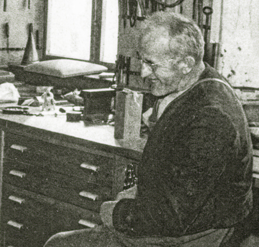 Um 1950: Gottlieb Grieder in seiner Werkstatt in Um 1950: Gottlieb Grieder in seiner Werkstatt in