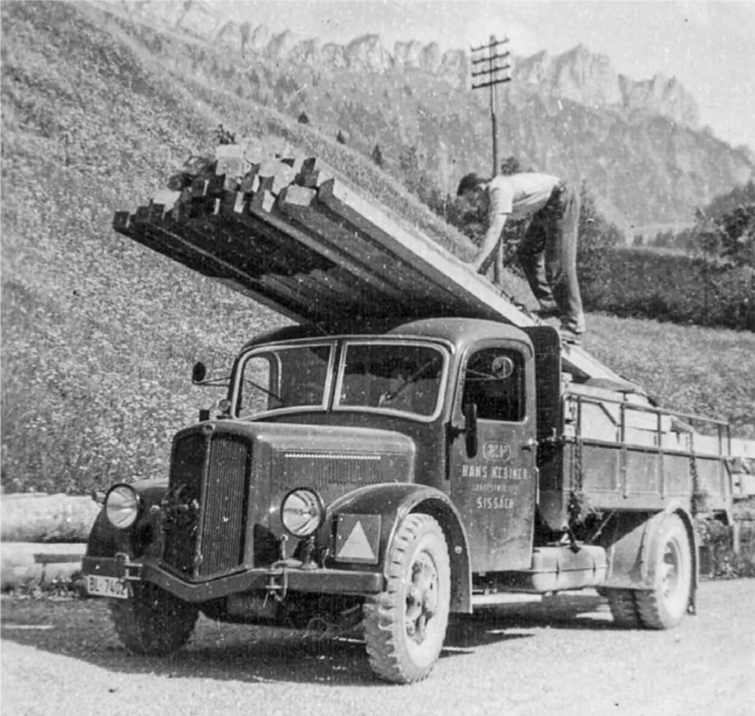 Abtransport der ehemaligen Militärbaracke mit dem Lastwagen im Jahr 1947 von Sörenberg nach Sissach.
Bilder zvg Abtransport der ehemaligen Militärbaracke mit dem Lastwagen im Jahr 1947 von Sörenberg nach Sissach.
Bilder zvg