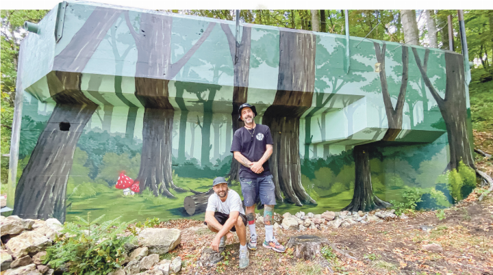 André «Boogie» Morgner (rechts) mit seinem Sprayerkollegen Andrea Cocco alias «Peace» vor ihrem Werk im Titterter Hinterfeld.
Bild Willi Wenger André «Boogie» Morgner (rechts) mit seinem Sprayerkollegen Andrea Cocco alias «Peace» vor ihrem Werk im Titterter Hinterfeld.
Bild Willi Wenger