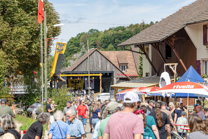 Die Besucher strömten ins Unterdorf, wo zahlreiche Essensmöglichkeiten sowie musikalische Darbietungen geboten wurden. Bild Michael Herrmann Die Besucher strömten ins Unterdorf, wo zahlreiche Essensmöglichkeiten sowie musikalische Darbietungen geboten wurden. Bild Michael Herrmann