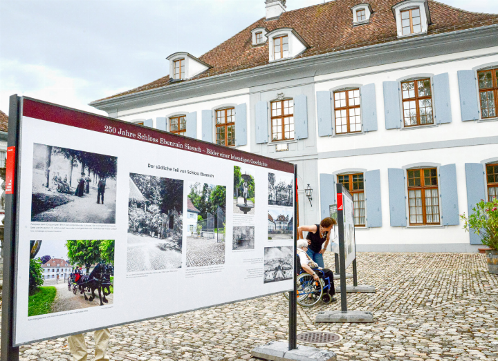Alte Fotografien des Ebenrain-Schlosses können die Besuchenden an Ort und Stelle mit dem heutigen Erscheinungsbild vergleichen. Bild Christian Horisberger