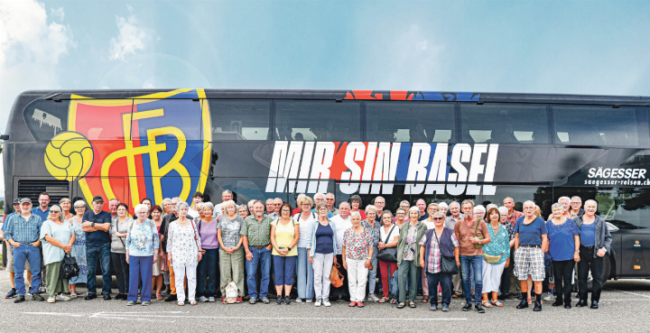Bei der ganztägigen Seniorenausfahrt der Gemeinde Bretzwil kamen die Teilnehmenden in den Genuss von feinem Essen, exotischen Begegnungen, fröhlicher Stimmung und einer Fahrt im doppelstöckigen FCB-Bus. Bild Franz Schweizer
