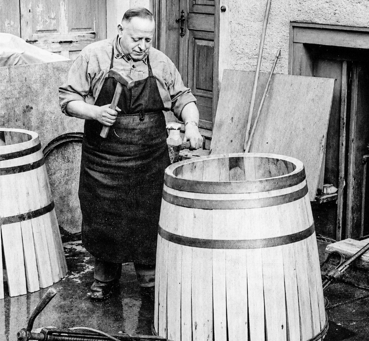 Mit Hammer und Fassreifen bringt der Küfer die Dauben in ihre endgültige Form; er war früher ein gefragter Mann.
Bild ArchivHanspeter Gautschin Mit Hammer und Fassreifen bringt der Küfer die Dauben in ihre endgültige Form; er war früher ein gefragter Mann.
Bild ArchivHanspeter Gautschin