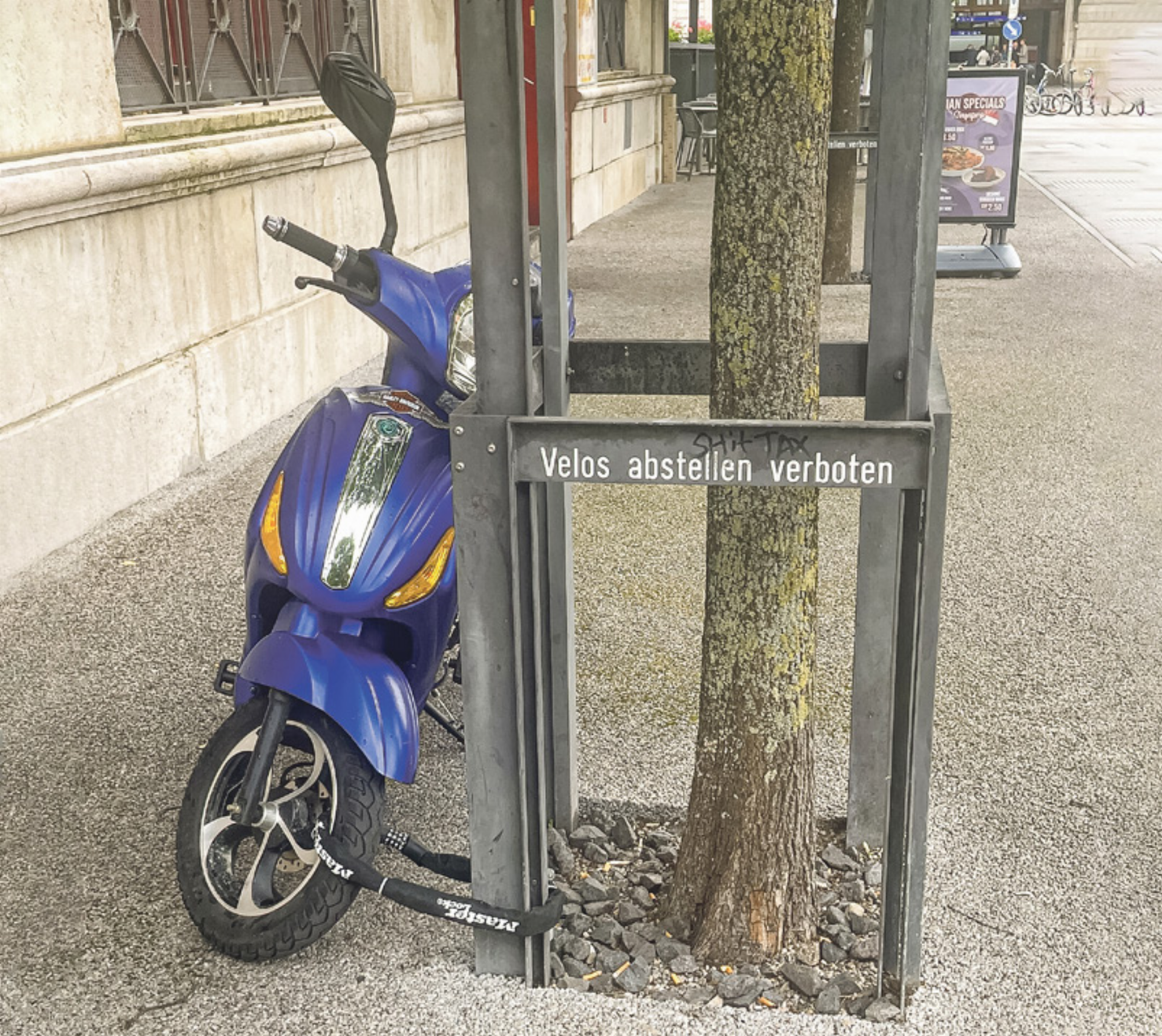 Hier wurde eine Gesetzeslücke geschickt genutzt: Beim parkierten Fahrzeug handelt es sich unzweifelhaft NICHT um ein Fahrrad. - Das Bild wird blockiert. – Möglicherweise durch einen aktiven Adblocker.