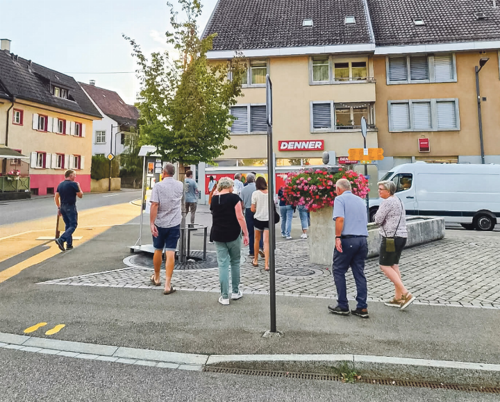 Kurze Wege im Dorf: Die beiden Gruppen wechseln zwischen der Drogerie Heiniger und dem Denner Partner am Reigoldswiler Dorfplatz.
Bild zvg