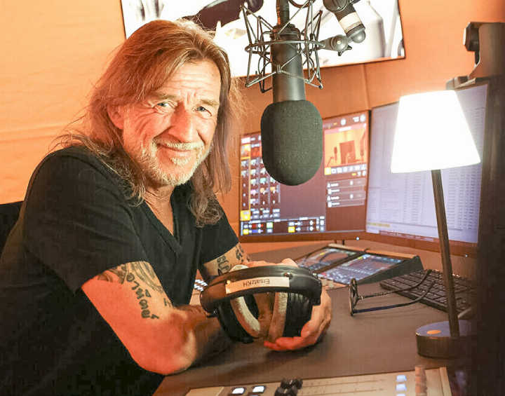 Der «Nachtclub»-Moderator Ralph Wicki verabschiedet sich. Erinnern tut sich seine Hörerschaft besonders an seine ruhige Stimme. Bild zvg / Christian Roth