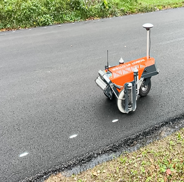 Der GPS-gesteuerte Markierungsroboter des kantonalen Tiefbauamts setzt auf dem frischen Strassenbelag die Punkte für die spätere definitive Markierung.
Bild zvg / BUD Der GPS-gesteuerte Markierungsroboter des kantonalen Tiefbauamts setzt auf dem frischen Strassenbelag die Punkte für die spätere definitive Markierung.
Bild zvg / BUD