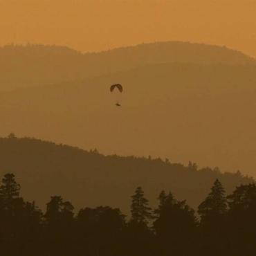Im mystischen Licht der Sonnenfinsternis, genoss dieser Gleitschirmpilot die beste Aussicht. Satrugan Buser aus Gelterkinden nahm das Bild aus der Sicht von der Schattebergweid im Bölchengebiet auf.