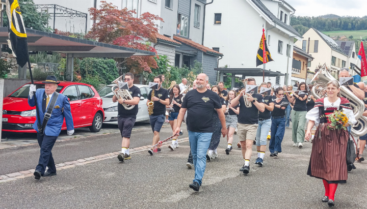 Ein stolzer MV Diegten mit Dirigent Thomas Klimm (Mitte) führt die Festparade an. Bild Stephan Imhof Ein stolzer MV Diegten mit Dirigent Thomas Klimm (Mitte) führt die Festparade an. Bild Stephan Imhof