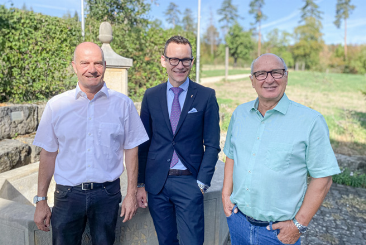 OK-Präsident Daniel Wenk, Regierungsrat Thomas Jourdan und EBL-Verwaltungsratspräsident Martin Thommen (von links) freuen sich auf die Waldtage 2027.
Bild Willi Wenger OK-Präsident Daniel Wenk, Regierungsrat Thomas Jourdan und EBL-Verwaltungsratspräsident Martin Thommen (von links) freuen sich auf die Waldtage 2027.
Bild Willi Wenger