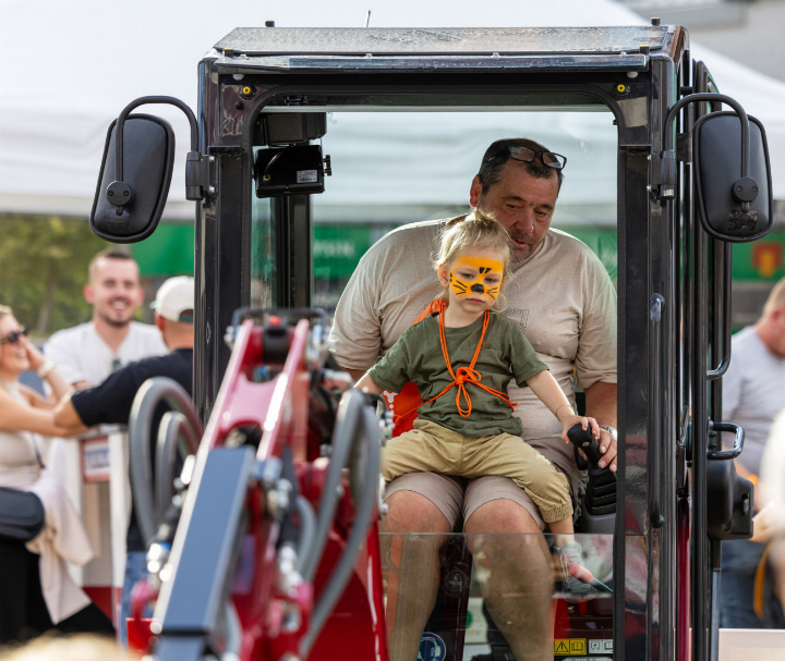 Am zweitägigen Dorffest in Lampenberg konnten sich auch die Kleinsten als Baggerführer versuchen. Bilder Michael Herrmann Am zweitägigen Dorffest in Lampenberg konnten sich auch die Kleinsten als Baggerführer versuchen. Bilder Michael Herrmann