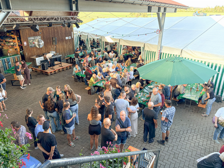 Gäste statt Traktoren: Auf dem «Leimenhof» wurde ausgiebig gefeiert. Bild kam.